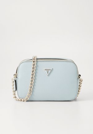 Bolso cruzado de color azul claro, hecho de material sintético texturizado, con una correa de cadena plateada y un logotipo en forma de triángulo en la parte delantera.
