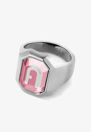 Ezüst gyűrű nyolcszögletű mintával, nagy rózsaszín, facettált kővel és a felületen kivágott ezüst logóval. Texturált felület.