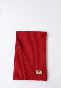 Scarf rossa a righe realizzata in tessuto testurizzato, caratterizzata da un angolo piegato e un'etichetta in pelle con logo in rilievo.