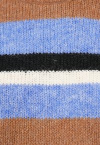 Megzta meginsu audinys su horizontaliais dryželiais rudos, šviesiai mėlynos, tamsiai mėlynos, juodos ir baltos spalvų. Minkšta tekstūra su heathered išvaizda.