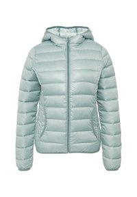 Chaqueta acolchada en un azul verdoso claro con capucha, que presenta costuras horizontales, un cierre frontal con cremallera y bolsillos laterales con una textura de tela suave y brillante.