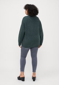 Vero Moda Curve VMCBOOM O NECK - Jersey de punto - balsam green melange