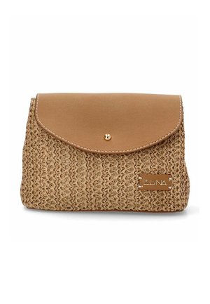 Bolso cruzado tejido color marrón con una tapa de cuero suave del mismo color, cierre de presión dorado y una etiqueta de logo decorativa en el lateral.