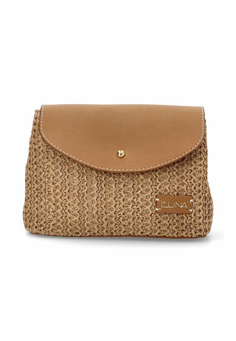 Bolso cruzado tejido color marrón con una tapa de cuero suave del mismo color, cierre de presión dorado y una etiqueta de logo decorativa en el lateral.