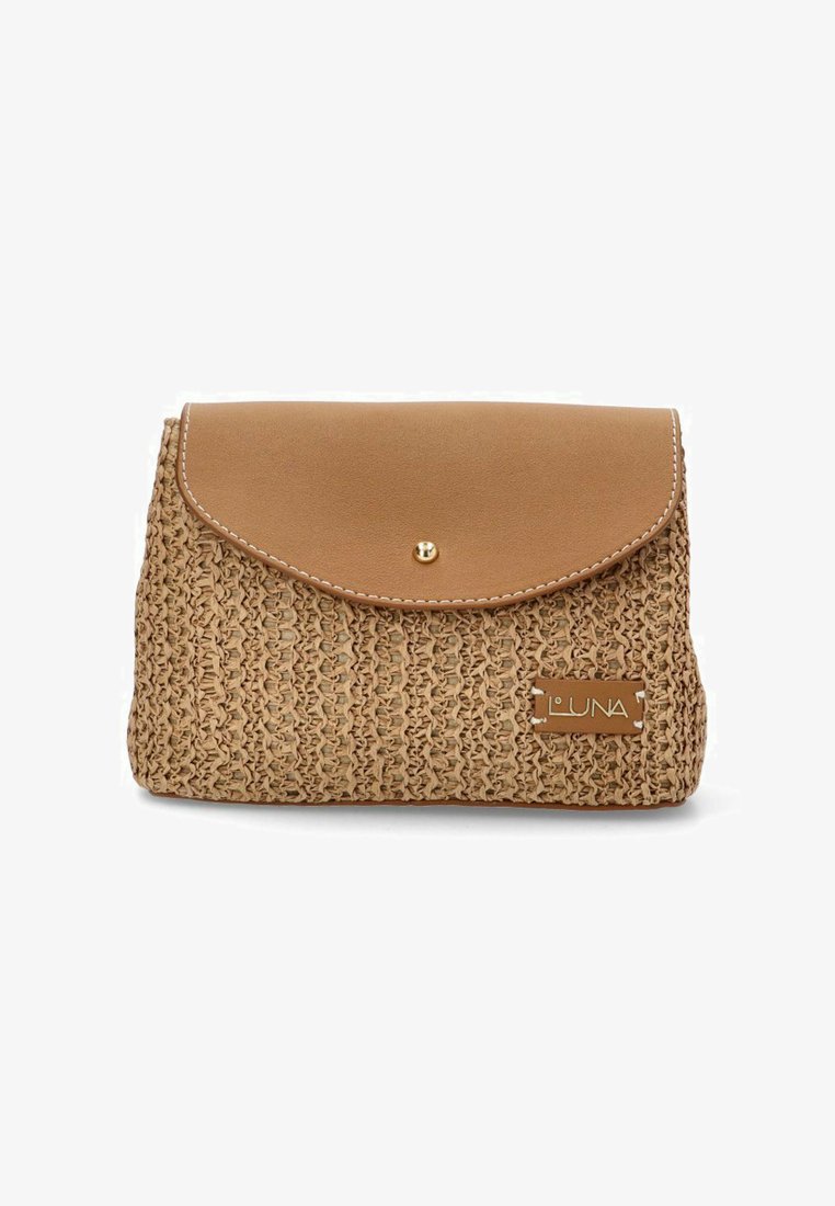 Bolso cruzado tejido color marrón con una tapa de cuero suave del mismo color, cierre de presión dorado y una etiqueta de logo decorativa en el lateral.