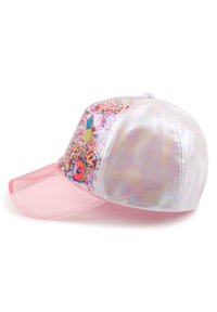 Αντανκείμενο ροζ καπέλο με διάφανο γείσο, που διαθέτει πολύχρωμες παγιέτες και εικονογραφημένες λεπτομέρειες με ένα ανανά και μία ντόνατ στο μπροστινό μέρος.