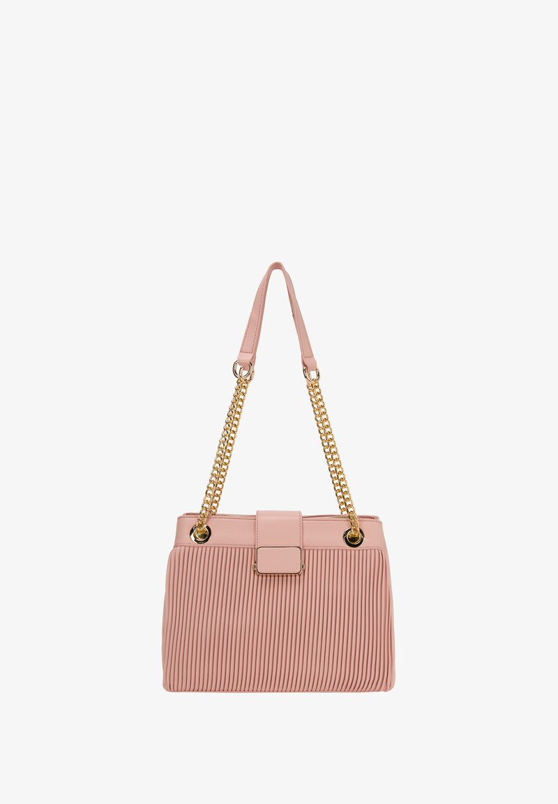 Šviesiai rožinė klostuota rankinė su struktūrine forma, auksinės grandinės rankenomis ir priekinėmis sagtimis. Lygi tekstūra su horizontaliais raukšlėmis.