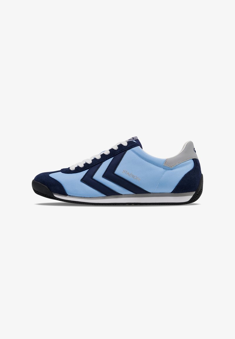 Baskets bleu clair et bleu marine avec lacets blancs, bandes en chevrons, languette grise au talon et texte « Stadion » sur le côté, vues de l'extérieur.