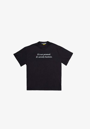 T-shirt in cotone nero con maniche corte e colletto tondo. Presenta del testo bianco sulla parte anteriore che recita: "Non è personale. È solo affari."