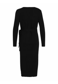 Vestido negro de canalé con mangas largas y cinturón en la cintura, que presenta una silueta ajustada y un diseño de largo medio. Sin adornos adicionales.