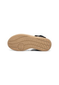 Ruskea kumipohja, jossa on strukturoidun kulutuspinnan kuvio; musta hihnasuunnittelu, jossa on sinisiä kimaltelevia yksityiskohtia; pohjoismaiset puukenkäbrändäykset näkyvissä.