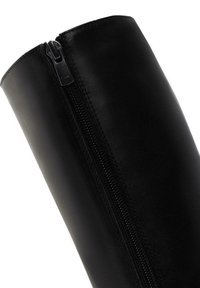 Botte noire en cuir, montant jusqu'au genou, avec une finition lisse. Elle présente une fermeture éclair latérale et une silhouette structurée. Détails visibles sur le matériel de la fermeture éclair.