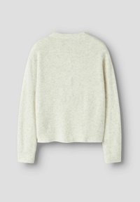 Maglione a maniche lunghe color crema con una morbida texture a coste, mostrato di spalle su uno sfondo semplice grigio chiaro.