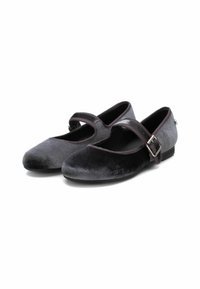 Zapatos Mary Jane de terciopelo en gris degradado, con una correa ajustable y hebilla metálica, y una suela plana baja para mayor comodidad.