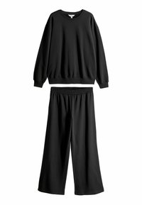 Svarta vida sweatpants med elastisk midja, tillsammans med en matchande långärmad sweatshirt. Båda är gjorda av mjukt mixat bomullstyg.
