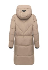 Beige lang pufferjakke i kokonform med høj krave, quiltet design og sort detaljer ved ærmerne. Mærkeetiket på ryggen.