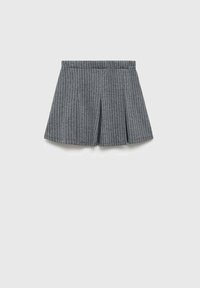 Grau gestreifter Skort mit einem plissierten Design, ausgestattet mit einem glatten Hüftbund und vertikalen Linien; aus einem weichen, strukturierten Stoff gefertigt.