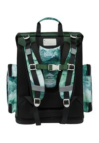 Batoh s černou síťovkou, akcenty z látky v zelené a modré akvarelové barvě, nastavitelné popruhy a horní úchyt. Má ergonomický design.
