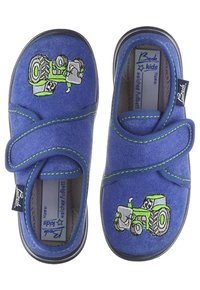 Blaue textile Kinderschuhe mit grüner Traktorstickerei, verstellbaren Klettverschlüssen und kontrastierenden Nähten auf einer flexiblen Sohle.