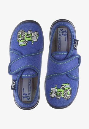 Blaue textile Kinderschuhe mit grüner Traktorstickerei, verstellbaren Klettverschlüssen und kontrastierenden Nähten auf einer flexiblen Sohle.