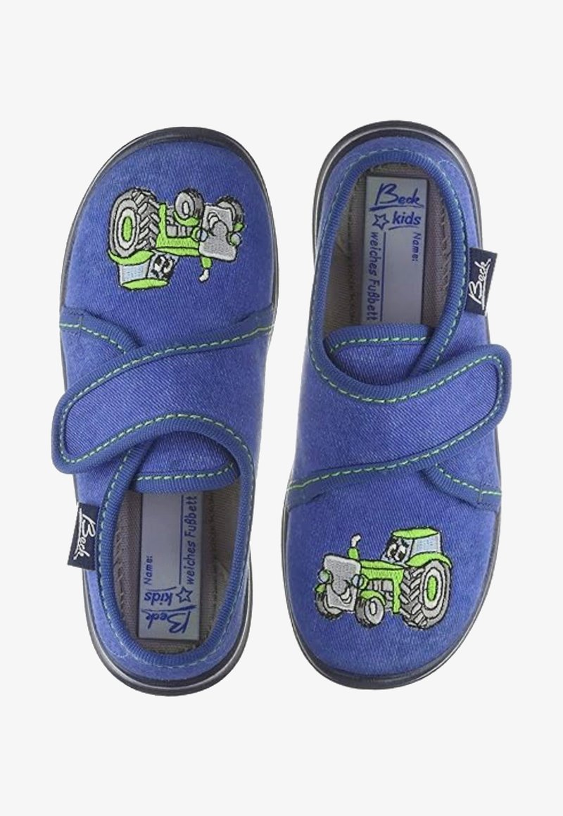 Blaue textile Kinderschuhe mit grüner Traktorstickerei, verstellbaren Klettverschlüssen und kontrastierenden Nähten auf einer flexiblen Sohle.