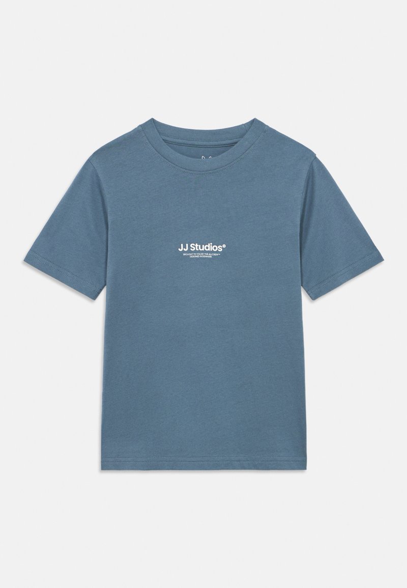 Camiseta de manga corta en algodón azul apagado, con un pequeño logo blanco "JJ Studios" en el frente, cuello redondo y corte regular.