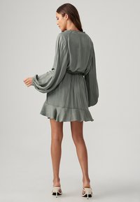 THE FATED SALLY MINI - Marškininė suknelė - sage green