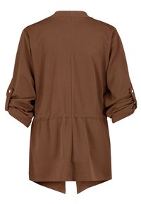 Veste marron à manches longues avec manches retroussées maintenues par des pattes de boutonnage, une couture arrière et un ourlet fendu au centre en bas.