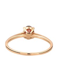 Dunne gouden ring met een kleine ronde rode edelsteen vastgehouden door vier klauwen op een witte achtergrond.