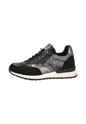 Zapatillas negras y plateadas con un upper texturizado, materiales de ante y sintéticos, un cierre de cordones en la parte frontal y una suela de goma blanca.