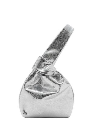 Bolso de mano de cuero plateado brillante con diseño anudado y correa ancha, con un acabado texturizado y agrietado.