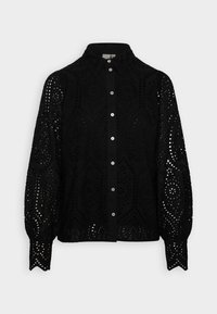 Blouse noire à manches longues boutonnée avec un motif en dentelle ajourée, col pointu et manches avec poignets sur fond uni.