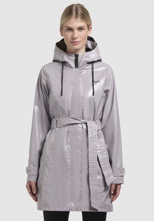 Imperméable gris clair avec capuche, taille ceinturée et cordons de serrage noirs. Équipé de boutons à pression et d'une texture lisse et brillante.
