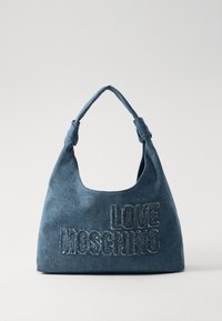 Denim skulderveske i blått med knyttet håndtak, med "LOVE MOSCHINO" brodert i en slitt stil på forsiden. Myk tekstur.