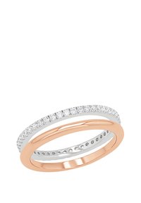 Zwei miteinander verbundene Ringe: einer in Roségold mit einer glatten Oberfläche und der andere in Weißgold, der eine Reihe von kleinen, klaren Steinen aufweist.