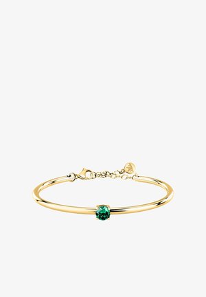 Bracelet jonc doré avec une forme lisse et circulaire, orné d'une pierre précieuse verte ronde en son centre. Comprend un fermoir et une extension de chaîne.
