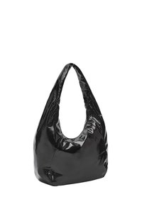 Bolso hobo negro hecho de material brillante, con un diseño redondeado y flexible, una sola correa de hombro y una textura suave.