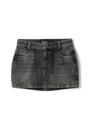 Minigonna in denim nero sbiadito con bottone frontale, passanti per cintura e due tasche anteriori, distesa su sfondo bianco.