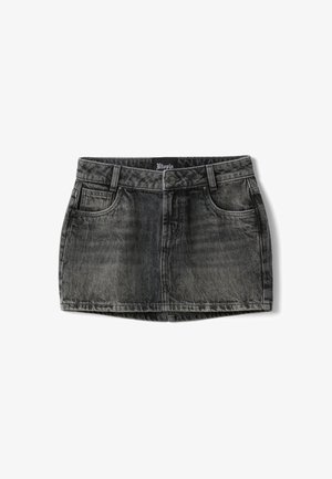 Minigonna in denim nero sbiadito con bottone frontale, passanti per cintura e due tasche anteriori, distesa su sfondo bianco.