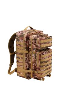 Tarnfarbenes Rucksack mit mehreren Fächern, sandfarbenen Riemen und strukturiertem Netzpolster auf der Rückseite. Mit Reißverschlüssen und verstellbaren Schnallen ausgestattet.