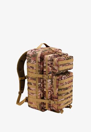 Rucsac de camuflaj cu multiple compartimente, curele bej și umplutură din plasă texturată pe spate. Dispune de fermoare și catarame ajustabile.