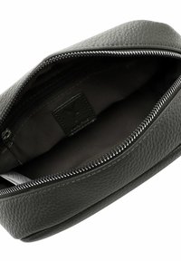 Borsa in pelle grigia con un'esterno testurizzato, dotata di una chiusura con zipper argentata e di una fodera interna liscia. Design compatto con forma rettangolare.