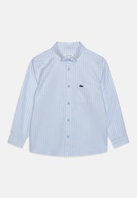 Camicia a maniche lunghe blu chiaro con strisce verticali bianche e rosa chiaro, colletto, tasca sulla parte anteriore e logo Lacoste sul petto.
