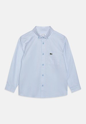 Camicia a maniche lunghe blu chiaro con strisce verticali bianche e rosa chiaro, colletto, tasca sulla parte anteriore e logo Lacoste sul petto.