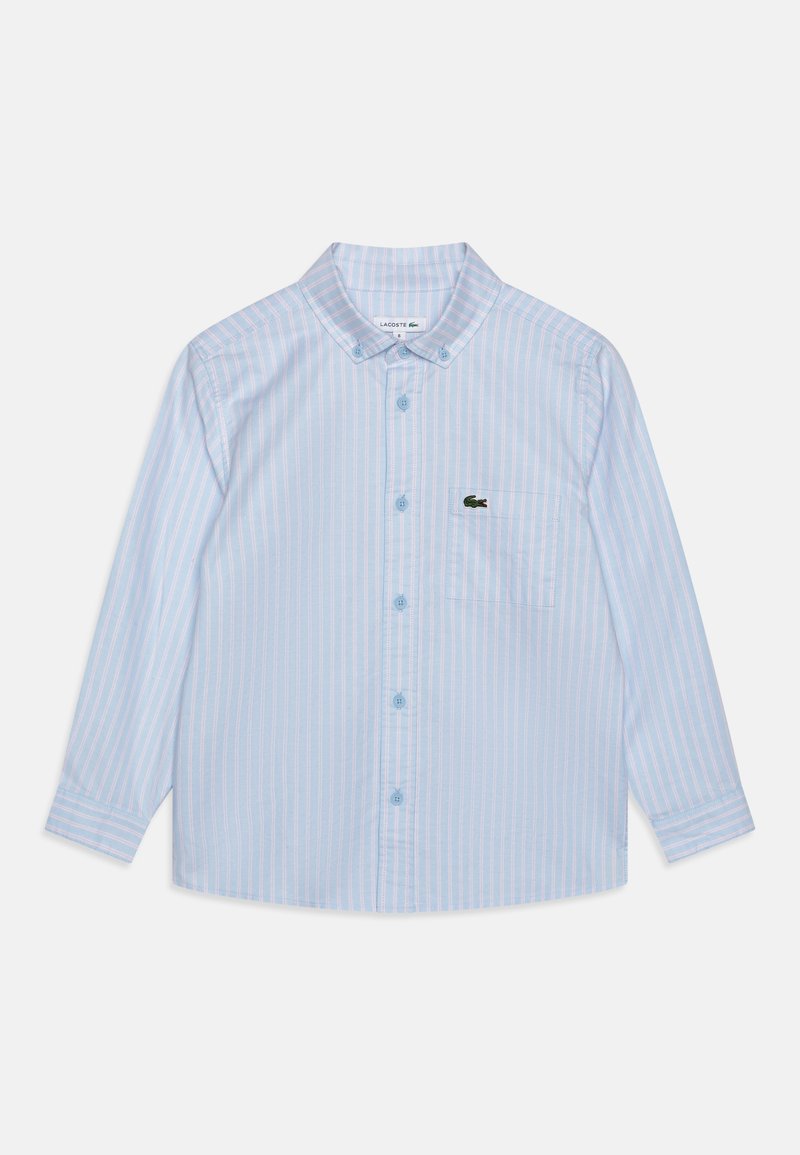 Jasnoniebieska koszula z długim rękawem z białymi i jasnoróżowymi pionowymi paskami, kołnierzykiem, kieszonką z przodu oraz logo Lacoste na klatce piersiowej.
