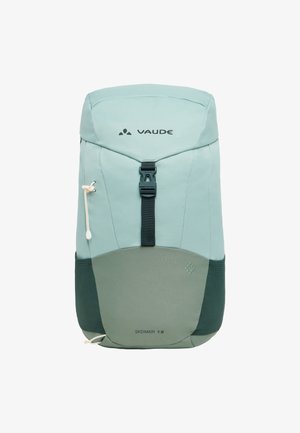 Sac à dos bleu clair en tissu texturé, avec des accents vert foncé, des bretelles ajustables et une fermeture par cordon supérieure. Modèle SKOMER 18.