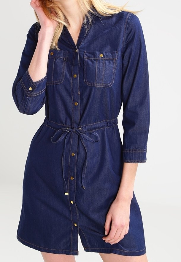 Vestito camicia in denim con colletto, due tasche sul petto, maniche lunghe, cintura regolabile in vita e bottoni in tono oro, di colore blu scuro.