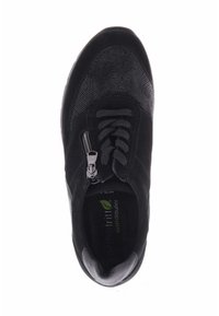 Zwarte suède sneaker met een gestructureerd patroon, opvallende veters, een zijritssluiting en een gevoerde inlegzool. Rond toelontwerp.