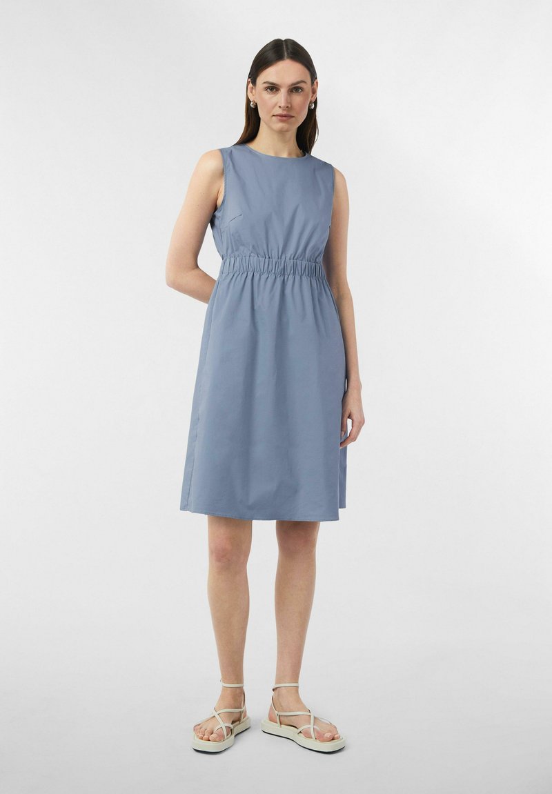 Robes sans manches bleu clair avec un corsage ajusté et une taille élastique. Tissu en coton doux, longueur genou, avec une silhouette simple en A.