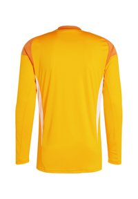 Langärmliges Sportshirt in leuchtendem Gelb, mit orangefarbenen Schulterakzenten und weißen Seitenpaneelen, aus glattem, leichtem Stoff gefertigt.